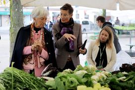 Christine Lagarde na obisku ljubljanske tržnice