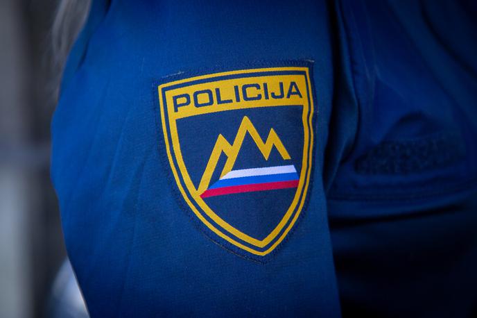 Slovenska policija | Policisti še ugotavljajo vse okoliščine in preiskujejo sum storitve kaznivega dejanja nevarne vožnje v cestnem prometu.  | Foto Mija Debevec Doničar
