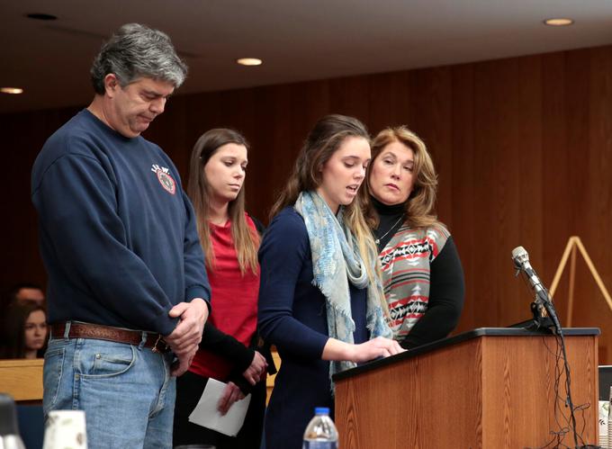 Poslušanje podrobnega opisovanja grozodejstev Larryja Nassarja je razjezilo Randalla Margravesa, očeta treh deklet, ki jih je v otroštvu zlorabil Nassar. | Foto: Reuters