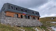 Oskrbniki priljubljene koče razvajenim planincem: Še vedno smo koča v hribih