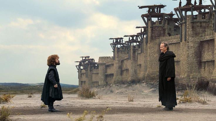 Kraljevi pristanek naj bi bil obkrožen z morjem, a ga v epizodi štiri obkroža puščava. | Foto: IMDb