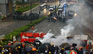 V Hongkongu znova protivladni protesti in spopadi s policijo #video