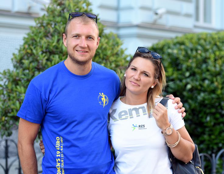 ženska rokometna reprezentanca mladinke Neli Irman in Žiga Mlakar, ambasadorja evropskega prvenstva mladink | Foto: Slavko Kolar