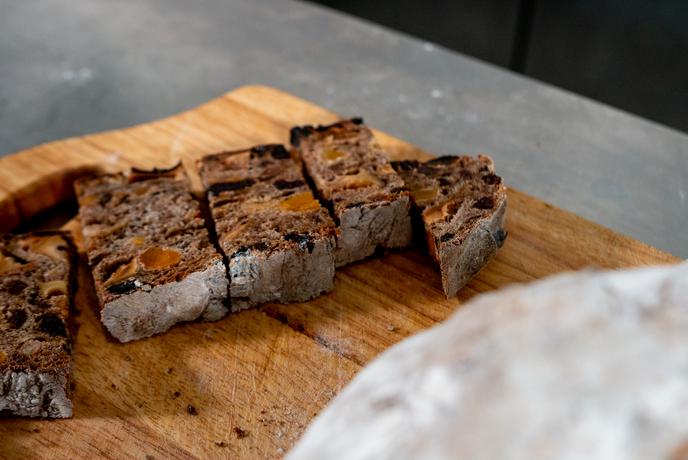 Praznična peka: pripravite božični sadni kruh #video