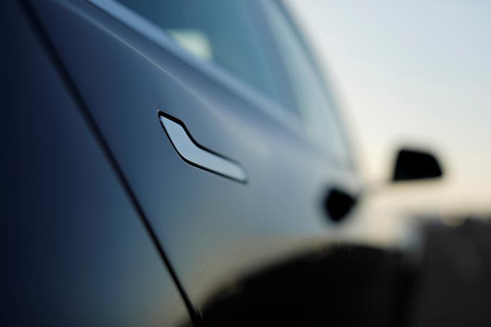 Tesla kljuke | Že od modela S pri Tesli uporabljajo tako skrite kljuke vrat, ki jih imata tudi novejša modela X in 3. | Foto Reuters