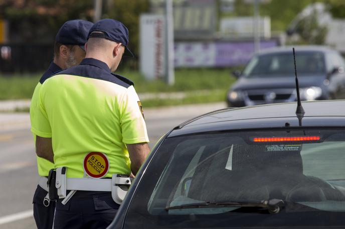 slovenska policija | Voznik je zapeljal v policista, ki je moral odskočiti, da se je izognil trčenju. | Foto Siol.net