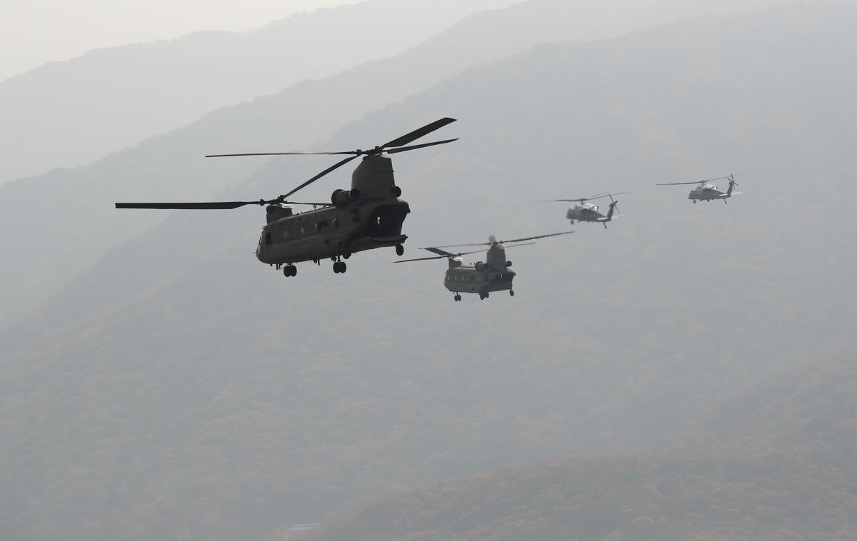 Južna Koreja, helikopter, helikopterji | ZDA imajo v Južni Koreji nameščenih 28.500 vojakov, ki služijo kot zaščita pred z jedrskim orožjem opremljeno Severno Korejo. Washington in Seul že leta izvajata vojaške vaje, ki so po njunih trditvah izključno obrambne narave, a Pjongjang v njih vidi priprave na invazijo na svoje ozemlje. | Foto Reuters