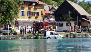 Avto pristal v Blejskem jezeru in povozil eno osebo #foto
