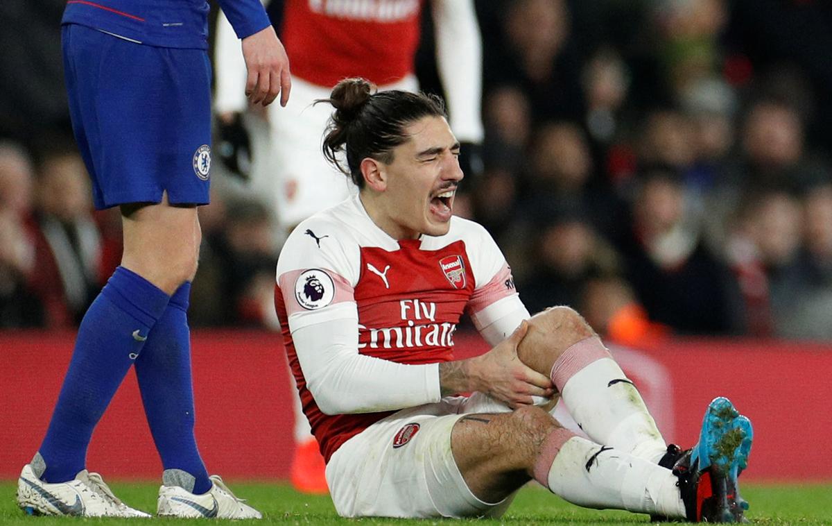 Hector Bellerin | Hector Bellerin si je poškodoval koleno v soboto, ko je Arsenal v londonskem derbiju premagal Chelsea (2:0). | Foto Reuters