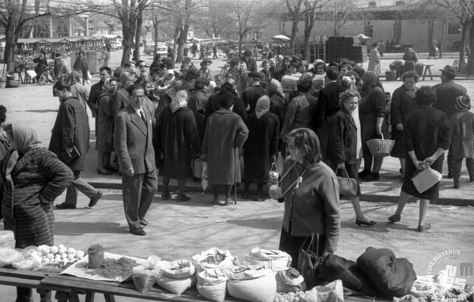 Tržnica je tako nekoč kot danes ne le kraj trgovanja, temveč tudi srečevanja, druženja in (družbene) izmenjave. (Fotografija je iz leta 1965, foto: Marjan Ciglič, hrani: MNZS) | Foto: 