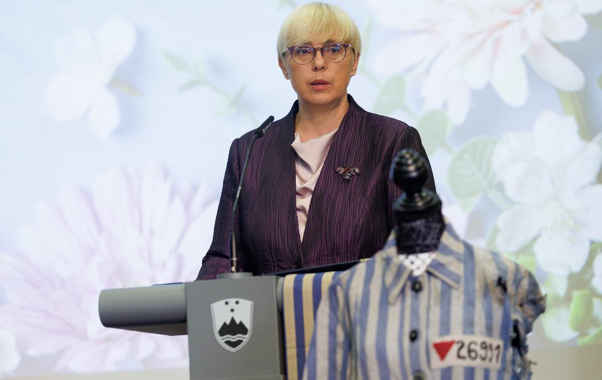 Nataša Pirc Musar | Ker konkretnih pristojnosti za ukrepanje v takem primeru nimajo, so pismi odstopili zavodu za zaposlovanje in jih prosili za nujno obravnavo, prioritetno preučitev ter izvedbo nadaljnjih postopkov in ukrepov, ki bodo zaščitili delavce. "Prav tako smo prosili, da urad predsednice o poteku postopkov redno seznanjajo," so dodali v predsedničinem uradu. | Foto STA
