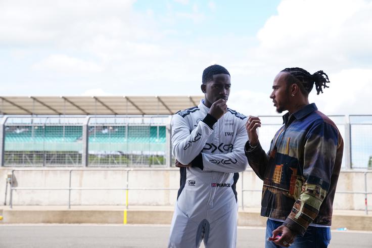 Med producenti filma je tudi zvezdnik formule 1 Lewis Hamilton, ki ga tukaj vidimo, kako daje napotke Damsonu Idrisu, ki igra mladega perspektivnega dirkača Joshuo. | Foto: Blitz Film & Video Distribution