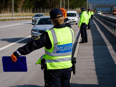 Trije za volanom brez dovoljenja, eden še z napačnimi tablicami