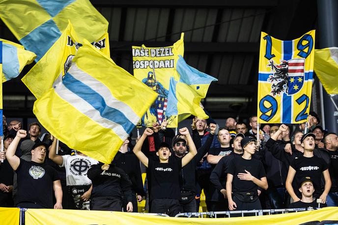 Celje Maribor | Celjani bodo danes skušali izkoristiti prednost domačega igrišča proti grškemu velikanu AEK Atene in postati četrti slovenski klub, ki bi v Evropi premagal grškega tekmeca. To je do zdaj uspelo Olimpiji (1995), Kopru (2003) in Mariboru (2012), pod najbolj znamenito zmago pa so se podpisale vijolice. | Foto Jure Banfi