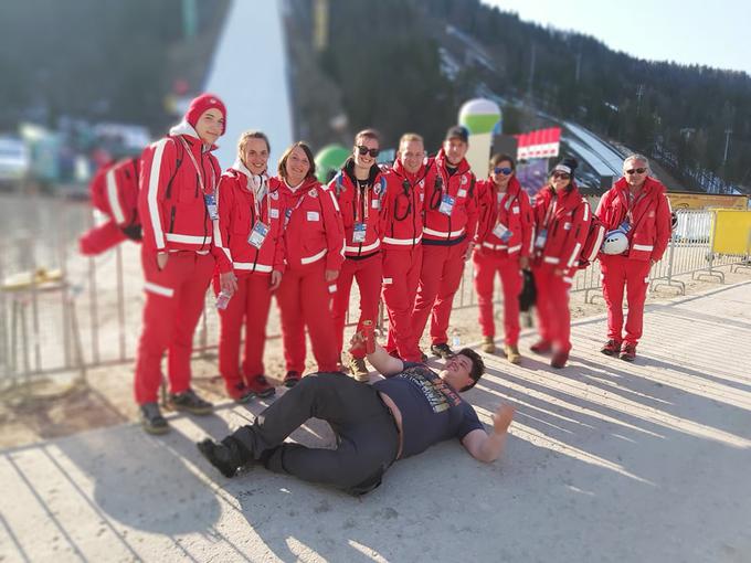 Ko so nam Cerkničani pozirali, se jim je pridružil še eden od bolj razigranih obiskovalcev tekme v Planici. | Foto: R. P.