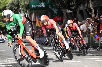 Filippo Ganna zmagovalec skrajšane vožnje na čas, Almeida za drobec bližje Vingegaardu