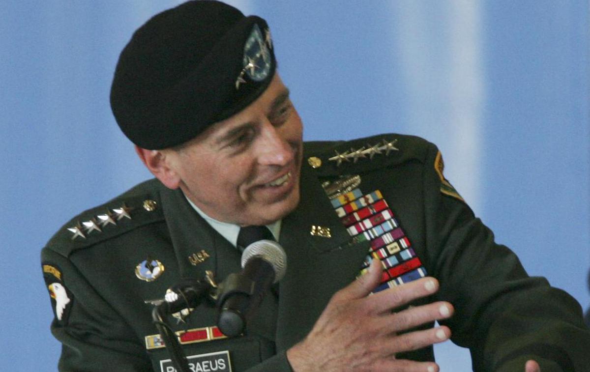 David Petraeus | Upokojeni ameriški general David Petraeus je prepričan, da Zahod lahko stisne v kot Rusijo, če bo še naprej podpirala Ukrajino in uvedla dodatne sankcije. | Foto Guliverimage