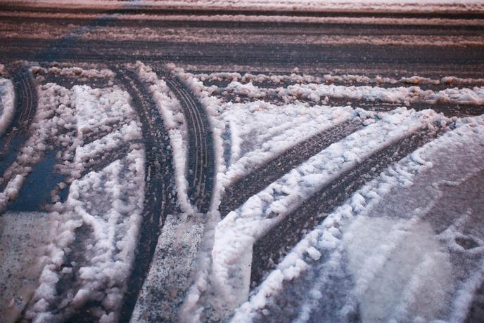 Sneg, narasle vode in veter so povzročali težave