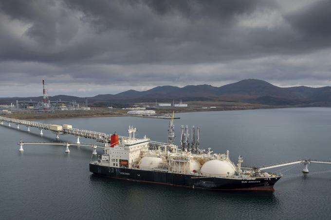 Rusija je po uvedbi sankcij povečala izvoz nafte v Indijo in na Kitajsko. Na fotografiji: tanker Sun Arrows v ruskem pristanišču na otoku Sahalin.  | Foto: Guliverimage