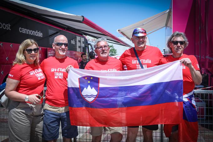 Slovenski navijači so prišli v Tirano navijati za slovenske kolesarje. | Foto: Ana Kovač