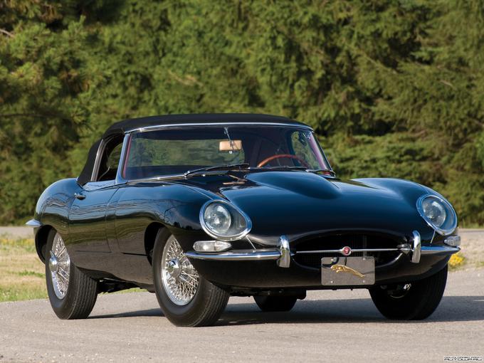 Musk v garaži sicer skriva tudi avtomobil, ki ni Tesla, temveč tale starodobnik iz leta 1967. Gre za legendo britanske avtomobilske industrije - prvo serijo Jaguarja E-type. | Foto: 