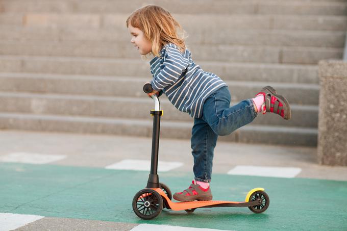 Kako med vožnjo stati na eni nogo, je veščina, ki je ne obvlada vsak, zato je otroški skiro odlično prevozno sredstvo za najmlajše. | Foto: 