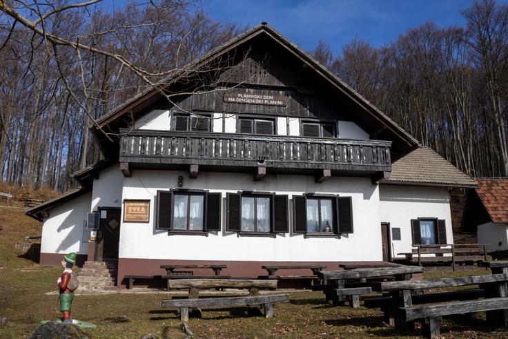 Koča je deset minut hoje pod vrhom. | Foto: Matej Podgoršek