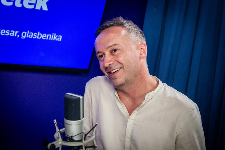 "Eden gleda televizijo, drugi gre na pijačo, jaz pa grem v studio," je o svoji glasbeni marljivosti povedal Uroš Cingesar. | Foto: Gaja Hanuna