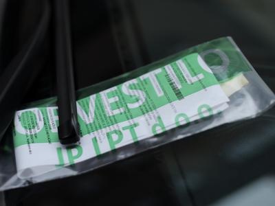 Redarji v Štepanjskem naselju v dveh dneh izdali več kot sto odredb za odvoz vozil