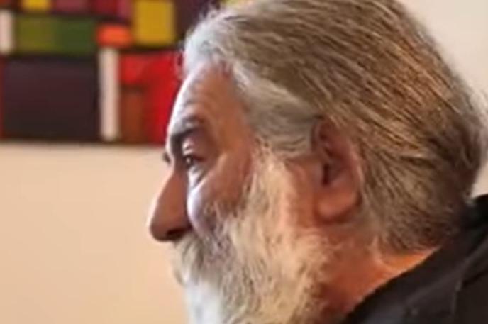 Slavko Aleksić | Pokojni Slavko Aleksić je med obleganjem prevzel nadzor nad judovskim pokopališčem nad Sarajevom, ki so ga uporabljali ostrostrelci. Po besedah ​​srbskega odvetnika Čedomirja Stojkovića bi bil ključna priča, ker bi "lahko povedal, kdo je streljal in kdo je vse skupaj organiziral". | Foto posnetek zaslona/Youtube