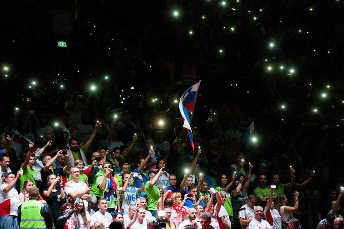 Slovenski navijači so se z odbojkarji veselili srebra. | Foto: Vid Ponikvar