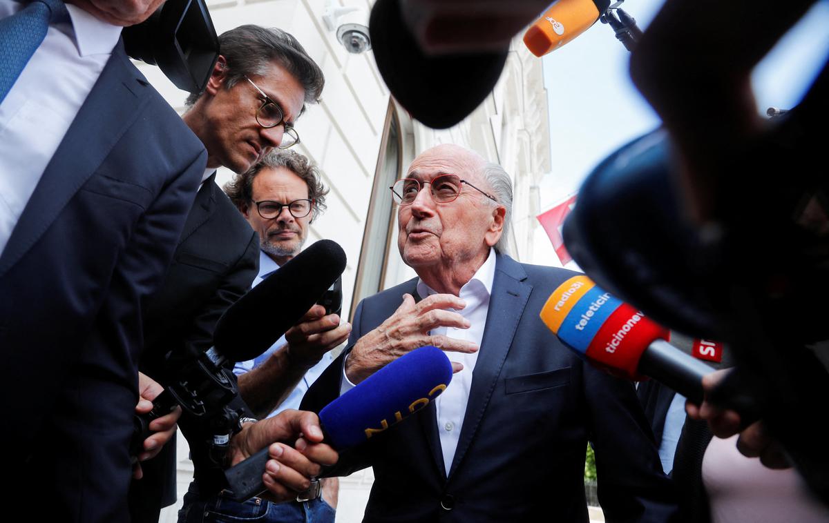 Sepp Blatter | Švicarsko tožilstvo je v sredo zahtevalo 18-mesečno pogojno zaporno kazen za Michela Platinija in nekdanjega predsednika Mednarodne nogometne zveze (Fifa) Seppa Blatterja ter ju obtožilo goljufije. | Foto Reuters
