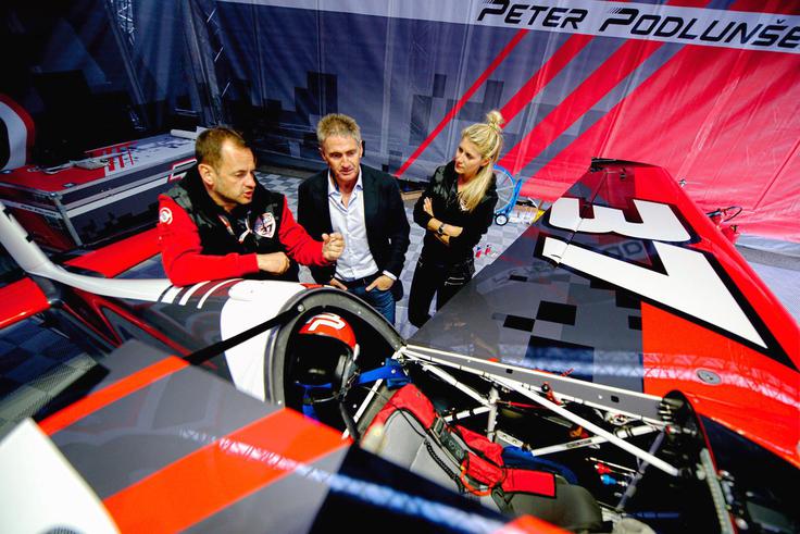 Podlunškov hangar je obiskal tudi legendarni motociklistični dirkač Mick Doohan. (foto: Peter Podlunšek Racing) | Foto: 