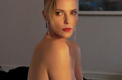 Charlize Theron zgoraj brez: za fotografijo je oblekla le uhane