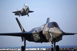 Lovski bombnik F-35B lightning II atraktivno vzletel na smučarski skakalnici 