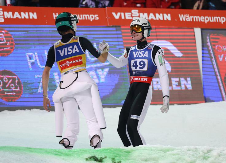 Anže Lanišek je rumeno majico predal Prevcu, ki jo spet nosi po osmih letih. | Foto: Reuters