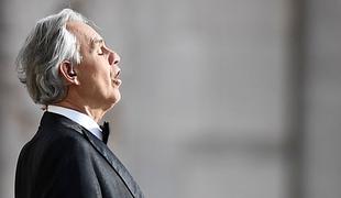 Ganljiv koncert Bocellija: V teh časih potrebujemo upanje #video