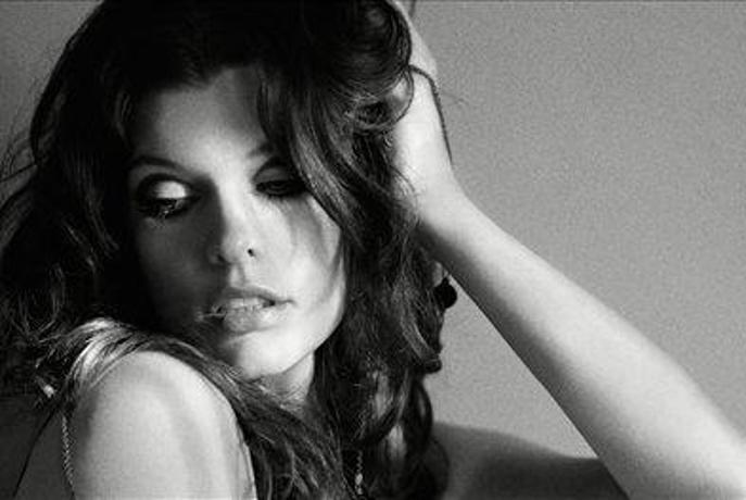 Milla Jovovich - zapeljiva mama