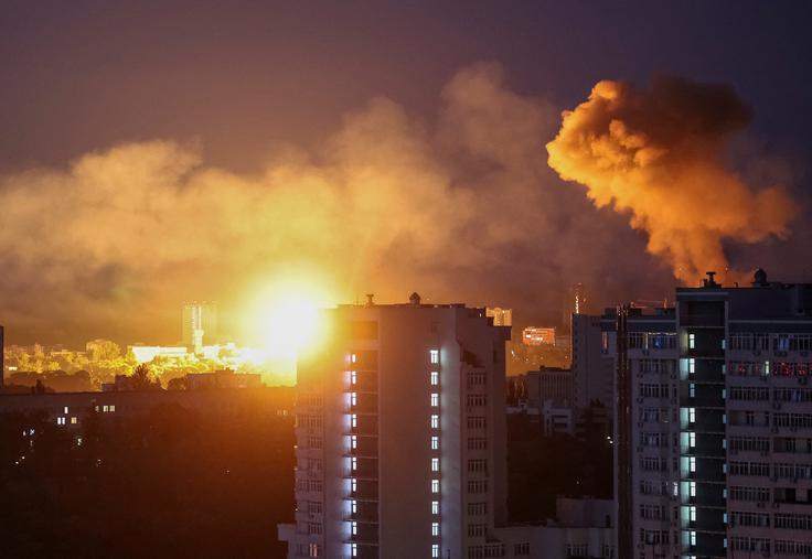 Ukrajina je tako rekoč vsak dan oziroma vsako noč tarča ruskih zračnih napadov. Na fotografiji eden od nedavnih silovitih napadov na ukrajinsko prestolnico Kijev. | Foto: Reuters