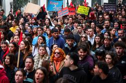 Protestniki na grških ulicah: Ne bomo pozabili niti odpustili