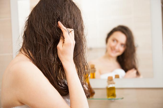 Lomljenje las je pri mokrih laseh pogostejše. | Foto: Shutterstock