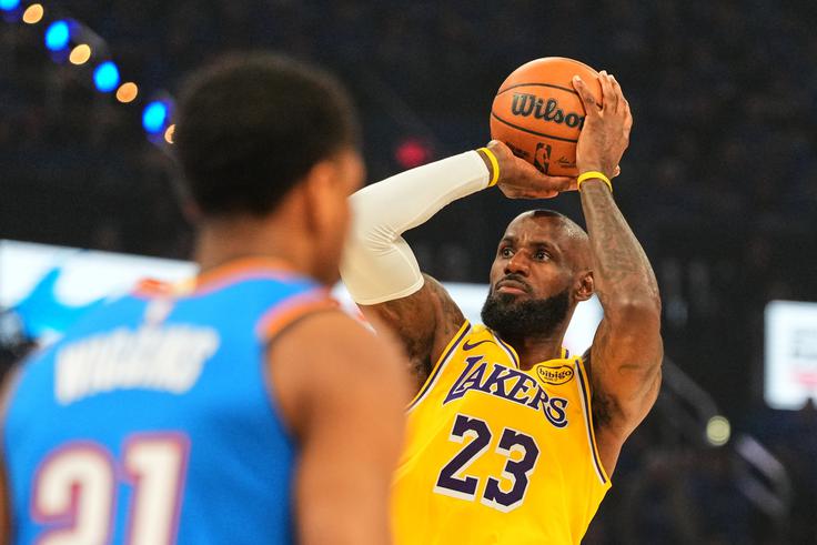 LeBron James je bil ob napadalnih težavah Lakersov eden redkih svetlih točk, a tudi njegovih 27 točk ni bilo dovolj za zmago proti Oklahomi. | Foto: Guliverimage