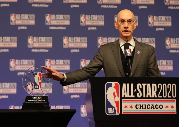 Adam Silver s priznanjem za najkoristnejšega igralca tekme vseh zvezd. | Foto: Reuters