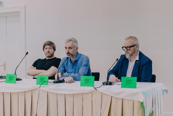 Z leve: prejemnik Evropske oblikovalske nagrade 2013 Gregor Žakelj, direktor Evropskih oblikovalskih nagrad Demetrios Fakinos in predsednik uprave Fundacije Brumen Radovan Arnold. | Foto: David Fartek