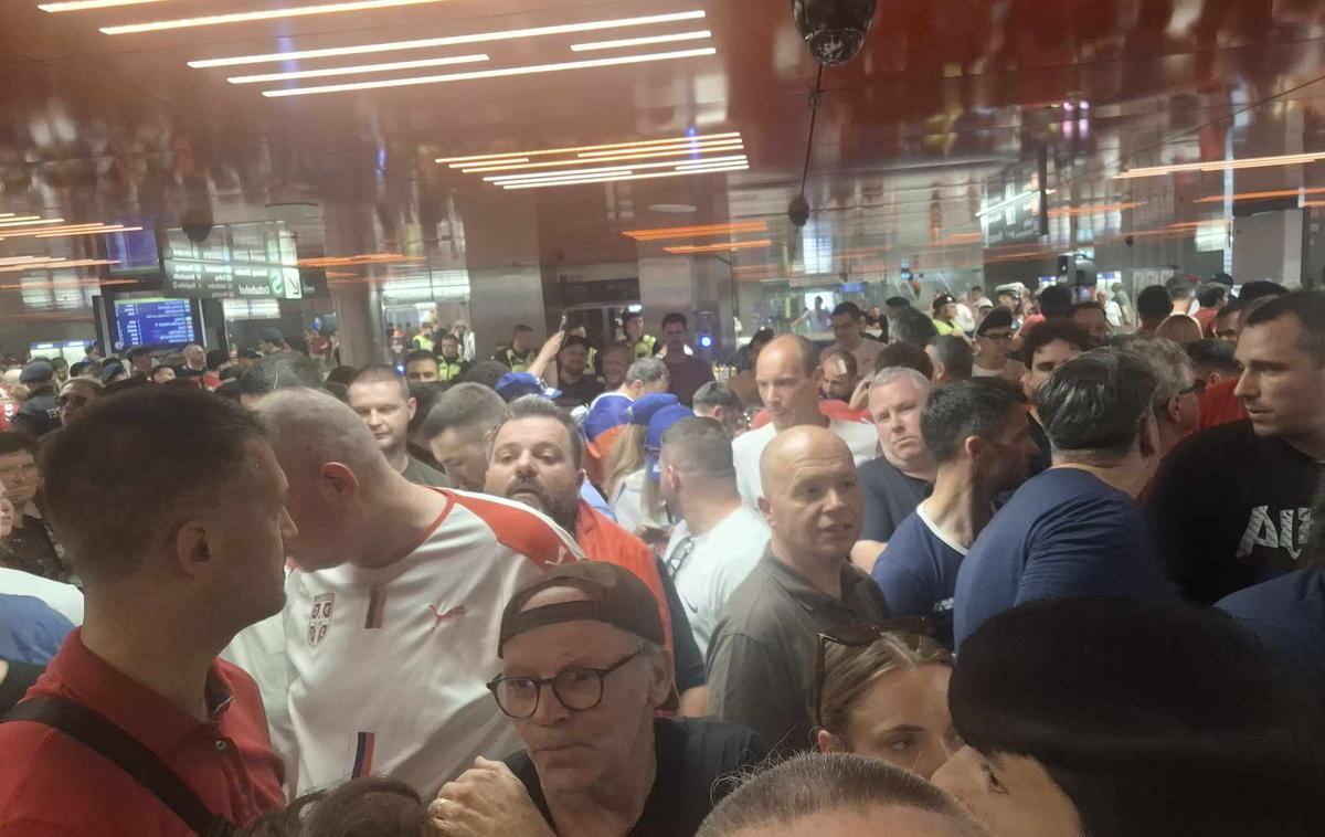 Slovenija Srbija Marienplatz | Na postaji podzemne železnice Marienplatz je bilo dve uri pred srečanjem ogromno navijačev, ki pa so morali zaradi blokade policistov čakati na dostop do perona. | Foto R. P.