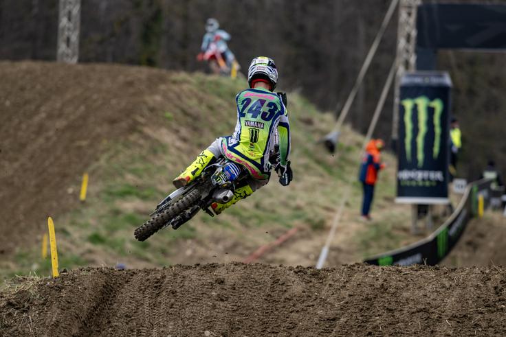 Tim Gajser je drugič zapored na zmagovalnem balkonu. | Foto: Yamaha Racing