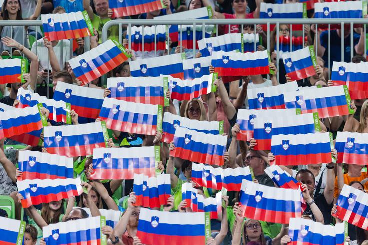 Slovenski odbojkarji danes znova računajo na bučno podporo s tribun. | Foto: Grega Valančič