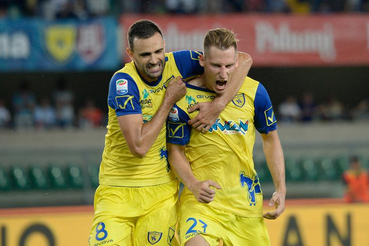 Tako je soigralec Ivan Radovanović čestital dvakratnemu strelcu Valterju Birsi na tekmi z Interjem. | Foto: Guliverimage/Getty Images