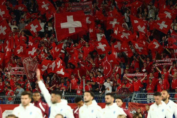 V petek je stadion St. Jakob Park pokal po šivih od navijačev, danes pa bi bile lahko tribune napol prazne. | Foto: Reuters
