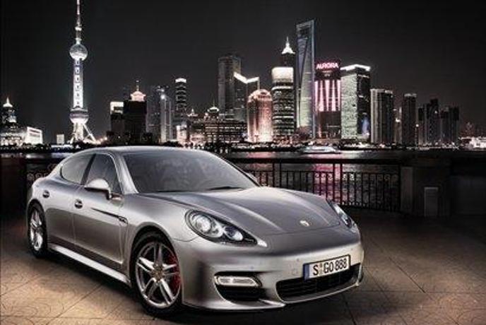 Porsche tudi uradno predstavil panamero